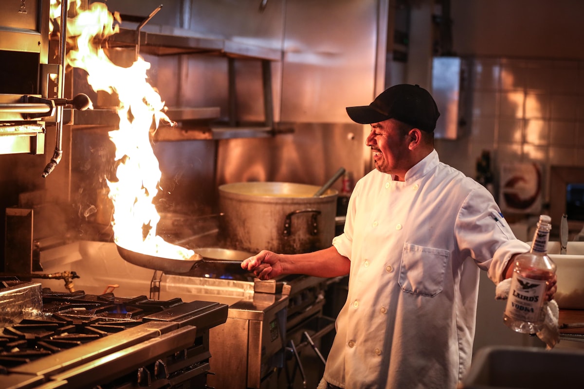 Chef bereidt verse gerechten in de keuken
