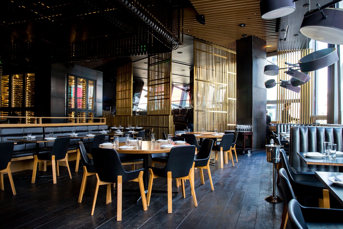 Gedekte tafel voor een zakelijk diner
